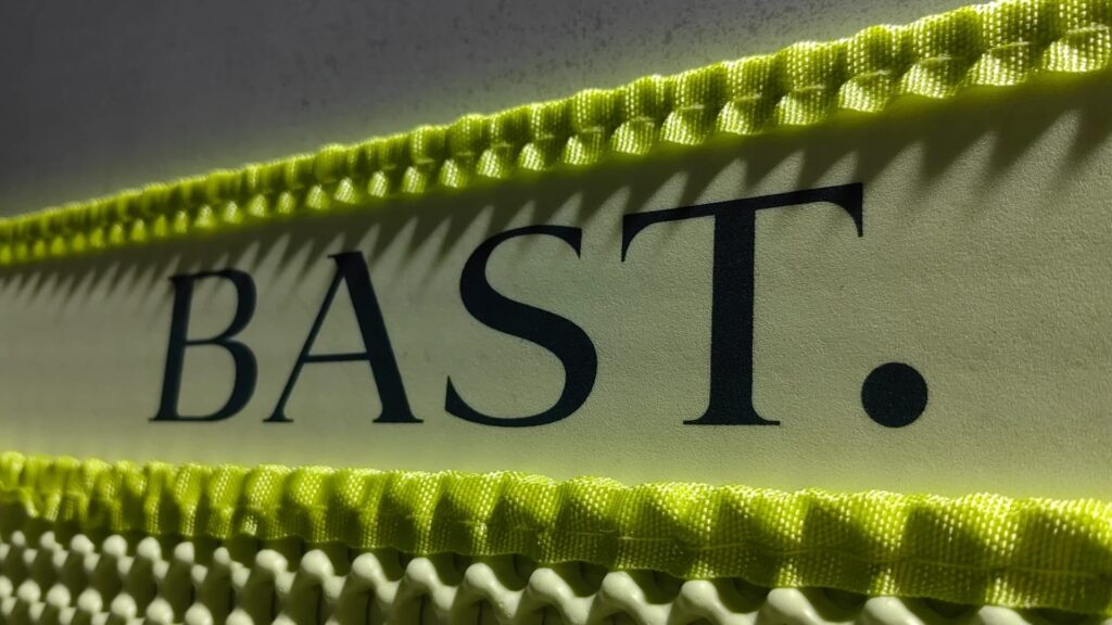 Detalle del logotipo BAST. en la alfombra recoge-arena