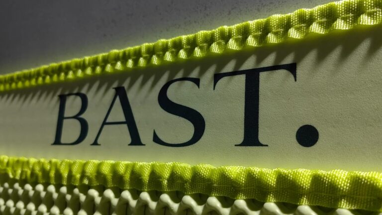 Detalle del logotipo BAST. en la alfombra recoge-arena