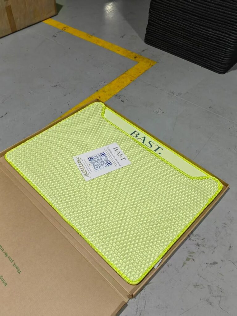Alfombra BAST PET dentro de su caja